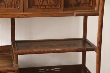 中古 美品 肥松 くっきりと際立った木目が美しい和風飾り棚(茶棚、収納棚、戸棚)(R-056532)