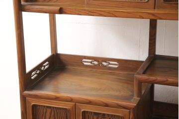 中古 美品 肥松 くっきりと際立った木目が美しい和風飾り棚(茶棚、収納棚、戸棚)(R-056532)