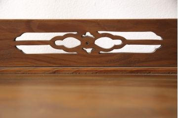 中古 美品 肥松 くっきりと際立った木目が美しい和風飾り棚(茶棚、収納棚、戸棚)(R-056532)