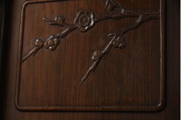 中古 民芸家具　国産　指物工芸　総紫檀(シタン)材　谷川作　彫刻に凝った飾り棚(茶棚、茶箪笥、戸棚、収納棚)(R-056533)