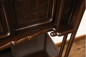 中古 民芸家具　国産　指物工芸　総紫檀(シタン)材　谷川作　彫刻に凝った飾り棚(茶棚、茶箪笥、戸棚、収納棚)(R-056533)