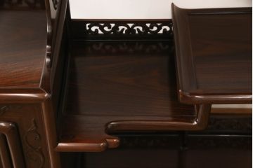 中古 民芸家具　国産　指物工芸　総紫檀(シタン)材　谷川作　彫刻に凝った飾り棚(茶棚、茶箪笥、戸棚、収納棚)(R-056533)