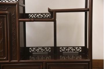 中古 民芸家具　国産　指物工芸　総紫檀(シタン)材　谷川作　彫刻に凝った飾り棚(茶棚、茶箪笥、戸棚、収納棚)(R-056533)