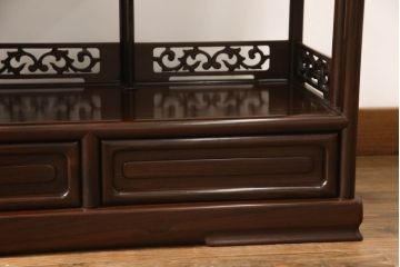 中古 民芸家具　国産　指物工芸　総紫檀(シタン)材　谷川作　彫刻に凝った飾り棚(茶棚、茶箪笥、戸棚、収納棚)(R-056533)