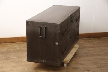 和製アンティーク　希少!　前面ケヤキ　透かしの入った金具が緻密で美しい重ね佐渡箪笥・下段(八幡箪笥、和たんす、収納箪笥、時代箪笥、衣装タンス、引き出し)(R-056536)