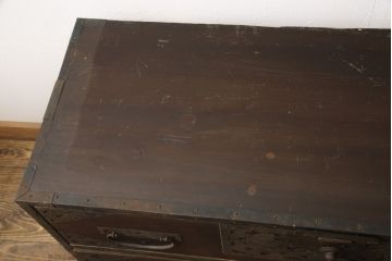 和製アンティーク　希少!　前面ケヤキ　透かしの入った金具が緻密で美しい重ね佐渡箪笥・下段(八幡箪笥、和たんす、収納箪笥、時代箪笥、衣装タンス、引き出し)(R-056536)