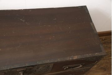 和製アンティーク　希少!　前面ケヤキ　透かしの入った金具が緻密で美しい重ね佐渡箪笥・下段(八幡箪笥、和たんす、収納箪笥、時代箪笥、衣装タンス、引き出し)(R-056536)