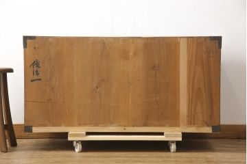 和製アンティーク　希少!　前面ケヤキ　透かしの入った金具が緻密で美しい重ね佐渡箪笥・下段(八幡箪笥、和たんす、収納箪笥、時代箪笥、衣装タンス、引き出し)(R-056536)