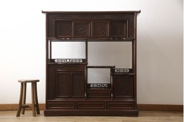 中古 美品　花梨(カリン)材　民芸家具　彫刻に凝った飾り棚(茶棚、茶箪笥、戸棚、収納棚)(R-056540)