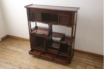 中古 美品　花梨(カリン)材　民芸家具　彫刻に凝った飾り棚(茶棚、茶箪笥、戸棚、収納棚)(R-056540)