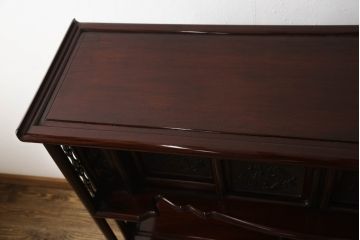 中古 美品　花梨(カリン)材　民芸家具　彫刻に凝った飾り棚(茶棚、茶箪笥、戸棚、収納棚)(R-056540)