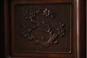 中古 美品　花梨(カリン)材　民芸家具　彫刻に凝った飾り棚(茶棚、茶箪笥、戸棚、収納棚)(R-056540)