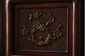 中古 美品　花梨(カリン)材　民芸家具　彫刻に凝った飾り棚(茶棚、茶箪笥、戸棚、収納棚)(R-056540)