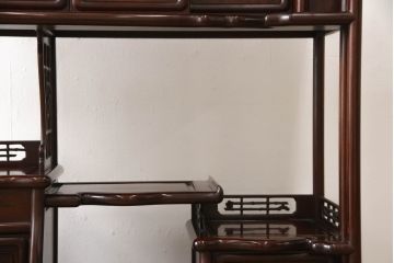 中古 美品　花梨(カリン)材　民芸家具　彫刻に凝った飾り棚(茶棚、茶箪笥、戸棚、収納棚)(R-056540)