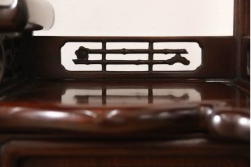 中古 美品　花梨(カリン)材　民芸家具　彫刻に凝った飾り棚(茶棚、茶箪笥、戸棚、収納棚)(R-056540)