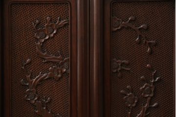 中古 美品　花梨(カリン)材　民芸家具　彫刻に凝った飾り棚(茶棚、茶箪笥、戸棚、収納棚)(R-056540)