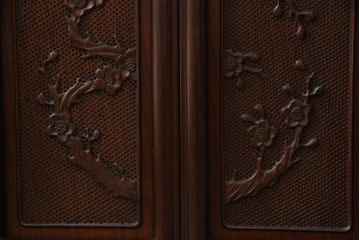 中古 美品　花梨(カリン)材　民芸家具　彫刻に凝った飾り棚(茶棚、茶箪笥、戸棚、収納棚)(R-056540)