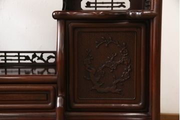 中古 美品　花梨(カリン)材　民芸家具　彫刻に凝った飾り棚(茶棚、茶箪笥、戸棚、収納棚)(R-056540)