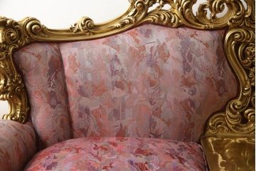中古　SILIK(シリック)　EOLOシリーズ　842K　ロココ調　チェスト付き　サイドテーブル付き　ゴージャスな雰囲気あふれる2人掛けソファ(二人掛けソファ、2P、3人掛け)(定価約180万円)(R-056552)