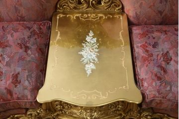 中古　SILIK(シリック)　EOLOシリーズ　842K　ロココ調　チェスト付き　サイドテーブル付き　ゴージャスな雰囲気あふれる2人掛けソファ(二人掛けソファ、2P、3人掛け)(定価約180万円)(R-056552)
