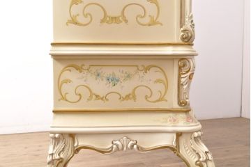 中古　美品　イタリア　ノバパルク(NOVAPLAK)　ロココ調の彫刻やかわいいハンドペイントが印象的なキャビネット(ガラスケース、ショーケース、飾り棚)(定価約130万円)(R-056555)