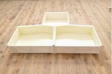 中古　美品　イタリア　ノバパルク(NOVAPLAK)　ロココ調の彫刻やかわいいハンドペイントが印象的なキャビネット(ガラスケース、ショーケース、飾り棚)(定価約130万円)(R-056555)