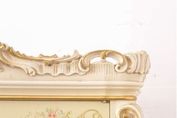 中古　美品　イタリア　ノバパルク(NOVAPLAK)　ロココ調の彫刻やかわいいハンドペイントが印象的なキャビネット(ガラスケース、ショーケース、飾り棚)(定価約130万円)(R-056555)