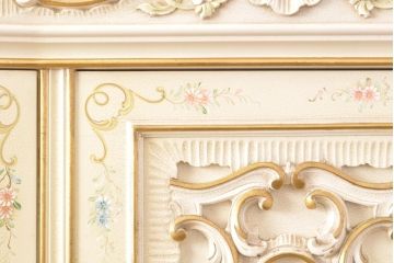 中古　美品　イタリア　ノバパルク(NOVAPLAK)　ロココ調の彫刻やかわいいハンドペイントが印象的なキャビネット(ガラスケース、ショーケース、飾り棚)(定価約130万円)(R-056555)