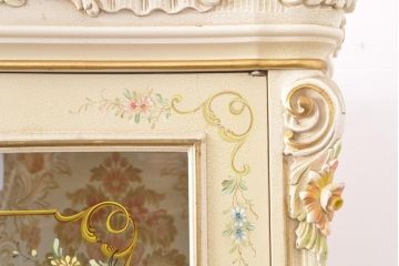 中古　美品　イタリア　ノバパルク(NOVAPLAK)　ロココ調の彫刻やかわいいハンドペイントが印象的なキャビネット(ガラスケース、ショーケース、飾り棚)(定価約130万円)(R-056555)