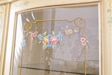 中古　美品　イタリア　ノバパルク(NOVAPLAK)　ロココ調の彫刻やかわいいハンドペイントが印象的なキャビネット(ガラスケース、ショーケース、飾り棚)(定価約130万円)(R-056555)