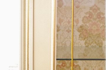 中古　美品　イタリア　ノバパルク(NOVAPLAK)　ロココ調の彫刻やかわいいハンドペイントが印象的なキャビネット(ガラスケース、ショーケース、飾り棚)(定価約130万円)(R-056555)