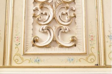 中古　美品　イタリア　ノバパルク(NOVAPLAK)　ロココ調の彫刻やかわいいハンドペイントが印象的なキャビネット(ガラスケース、ショーケース、飾り棚)(定価約130万円)(R-056555)