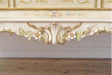 中古　美品　イタリア　ノバパルク(NOVAPLAK)　ロココ調の彫刻やかわいいハンドペイントが印象的なキャビネット(ガラスケース、ショーケース、飾り棚)(定価約130万円)(R-056555)
