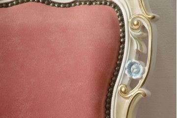 中古　イタリアンロココ調デザイン　かわいいレザー張り・彫刻フレームのチェア(椅子、イス、ダイニングチェア)(定価約8.2万円)(R-056573)
