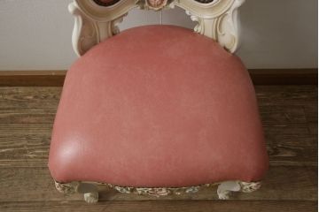 中古　イタリアンロココ調デザイン　かわいいレザー張り・彫刻フレームのチェア(椅子、イス、ダイニングチェア)(定価約8.2万円)(R-056573)