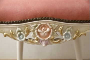中古　イタリアンロココ調デザイン　かわいいレザー張り・彫刻フレームのチェア(椅子、イス、ダイニングチェア)(定価約8.2万円)(R-056573)