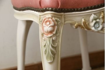 中古　イタリアンロココ調デザイン　かわいいレザー張り・彫刻フレームのチェア(椅子、イス、ダイニングチェア)(定価約8.2万円)(R-056573)