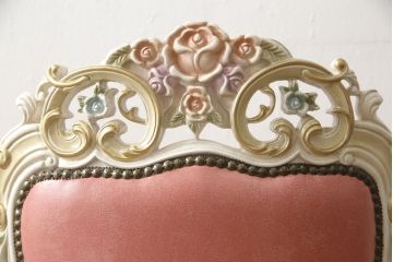 中古　イタリアンロココ調デザイン　かわいいレザー張り・彫刻フレームのチェア(椅子、イス、ダイニングチェア)(定価約8.2万円)(R-056573)