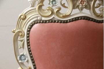 中古　イタリアンロココ調デザイン　かわいいレザー張り・彫刻フレームのチェア(椅子、イス、ダイニングチェア)(定価約8.2万円)(R-056573)