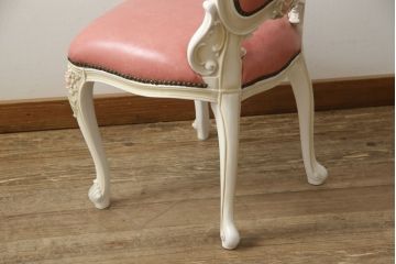 中古　イタリアンロココ調デザイン　かわいいレザー張り・彫刻フレームのチェア(椅子、イス、ダイニングチェア)(定価約8.2万円)(R-056573)
