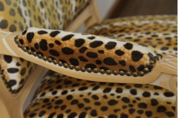 ビンテージ　希少デザイン!　豹柄のファブリックがおしゃれなアームチェア(肘掛け椅子、イス、サロンチェア、ヴィンテージ)(R-056606)