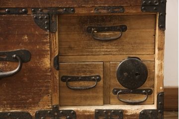 和製アンティーク　明治大正期　大きな丸金具が印象的な時代箪笥ローチェスト(ローボード、和タンス、引き出し)(R-056609)