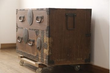 和製アンティーク　明治大正期　大きな丸金具が印象的な時代箪笥ローチェスト(ローボード、和タンス、引き出し)(R-056609)