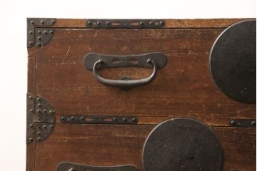 和製アンティーク　明治大正期　大きな丸金具が印象的な時代箪笥ローチェスト(ローボード、和タンス、引き出し)(R-056609)
