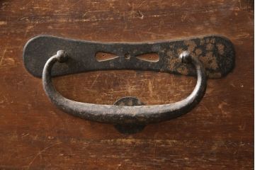 和製アンティーク　明治大正期　大きな丸金具が印象的な時代箪笥ローチェスト(ローボード、和タンス、引き出し)(R-056609)