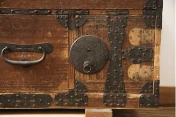 和製アンティーク　明治大正期　大きな丸金具が印象的な時代箪笥ローチェスト(ローボード、和タンス、引き出し)(R-056609)