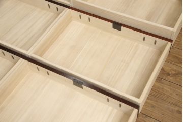 中古　美品　欅産業　漆塗り　迫力たっぷりの牡丹金具が付いた仙台箪笥(小箪笥、収納箪笥、引き出し、サイドチェスト)(R-056612)