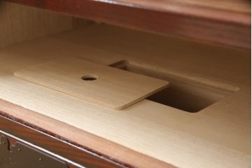 中古　美品　欅産業　漆塗り　迫力たっぷりの牡丹金具が付いた仙台箪笥(小箪笥、収納箪笥、引き出し、サイドチェスト)(R-056612)