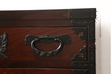中古　美品　欅産業　漆塗り　迫力たっぷりの牡丹金具が付いた仙台箪笥(小箪笥、収納箪笥、引き出し、サイドチェスト)(R-056612)