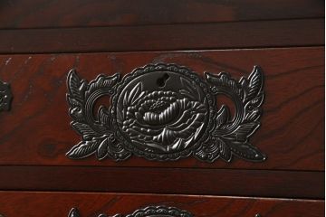 中古　美品　欅産業　漆塗り　迫力たっぷりの牡丹金具が付いた仙台箪笥(小箪笥、収納箪笥、引き出し、サイドチェスト)(R-056612)